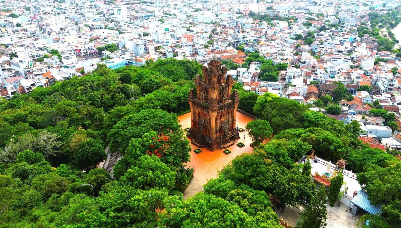 Tháp Nhạn toạ lạc trên đỉnh núi, tạo nên sự giao hoà tinh tế