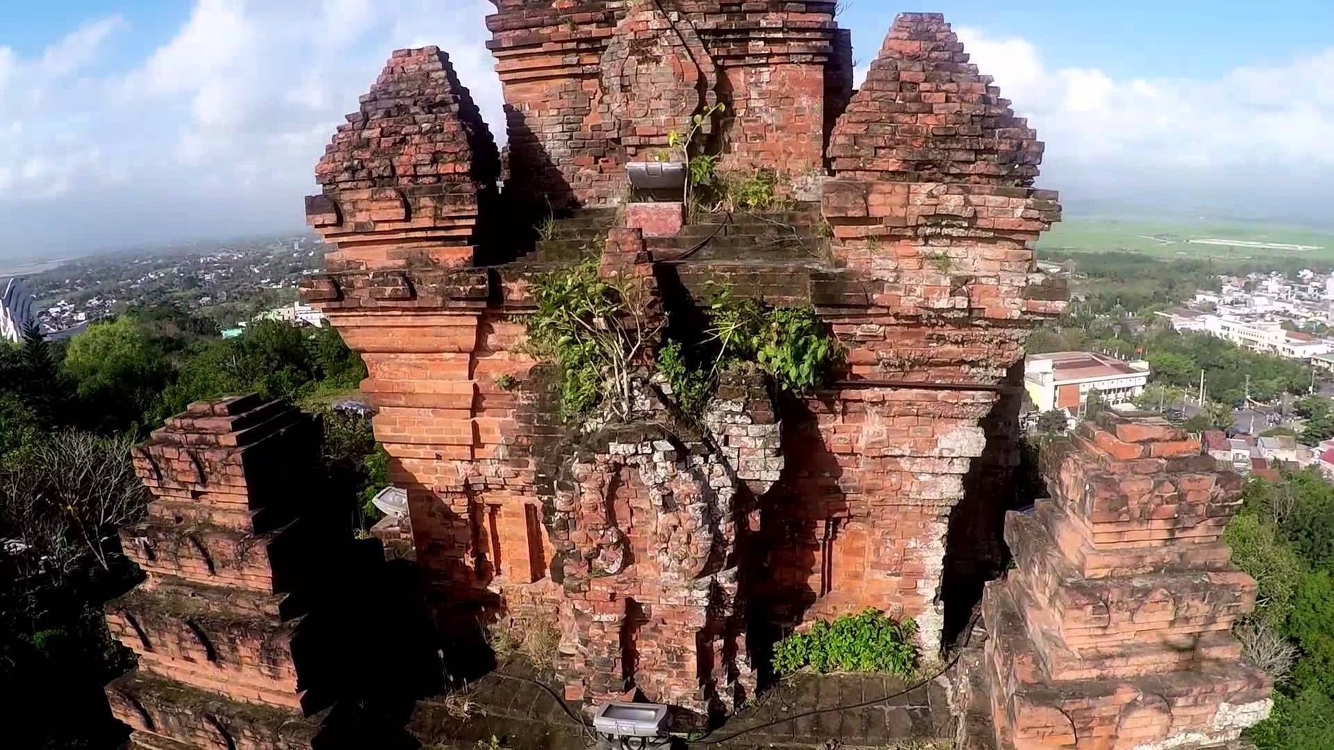 Toàn cảnh tháp Nhạn