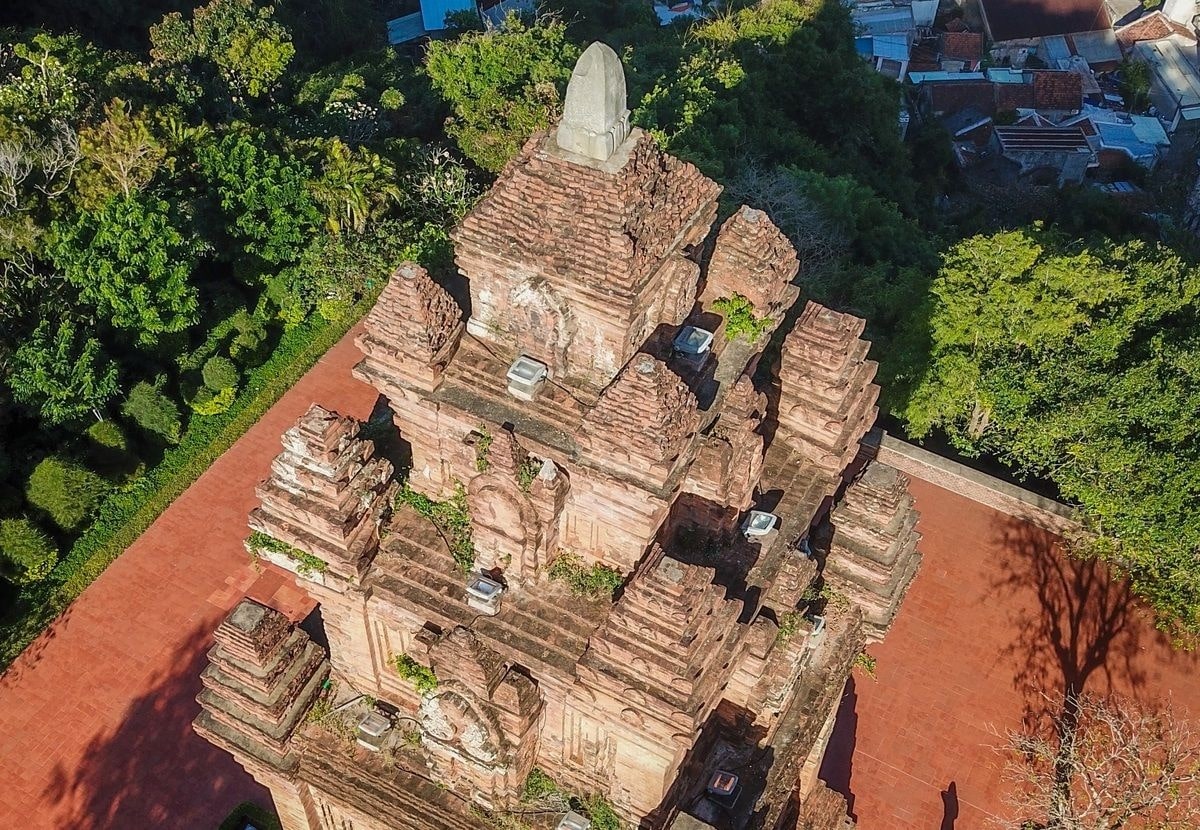 Ngọn tháp sừng sững giữa đỉnh núi
