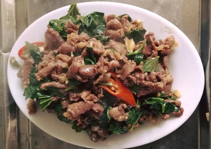 Quán A Lài phục vụ món thịt trâu nấu cùng lá trơng siêu ngon