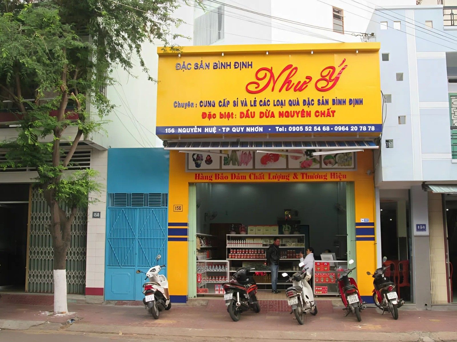 Cửa hàng Như Ý nằm ngay mặt đường lớn