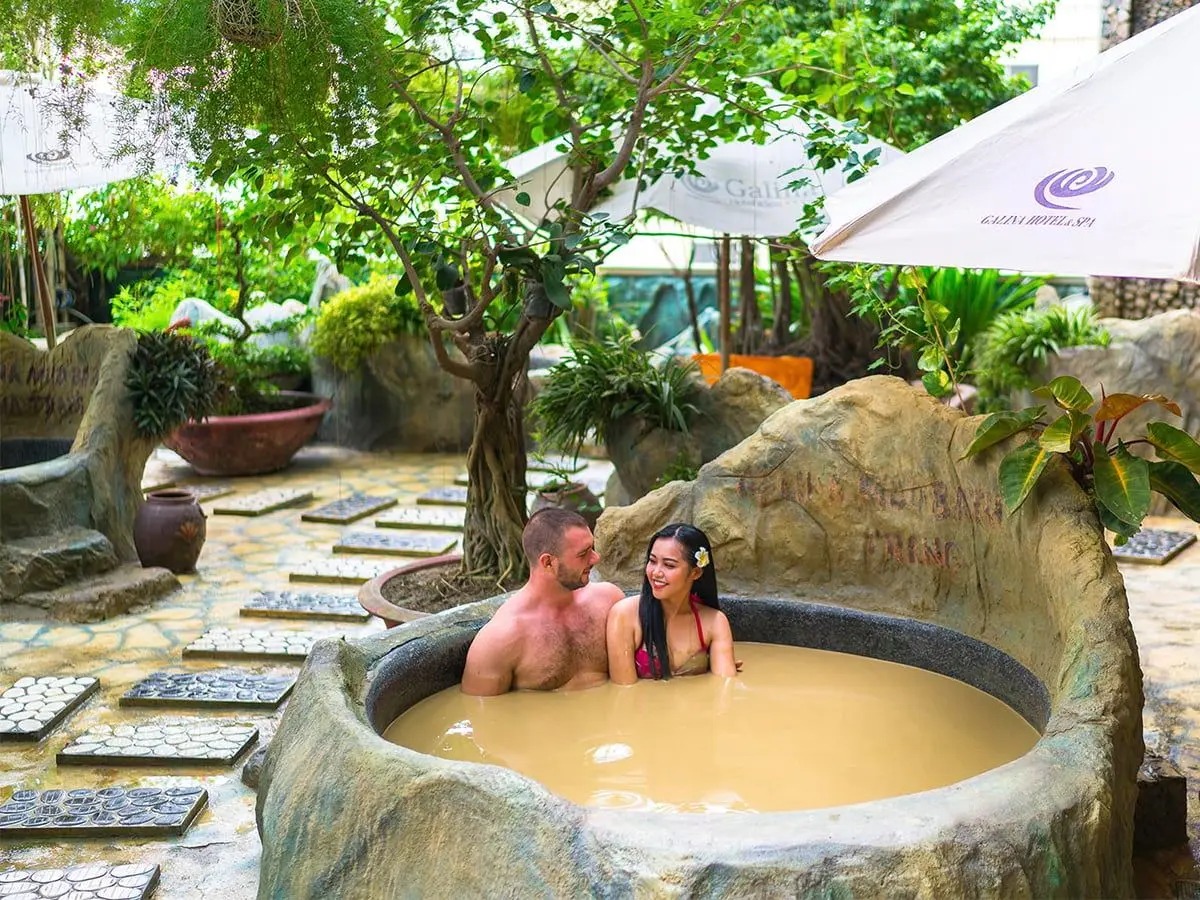 Trải nghiệm ngâm bùn khoáng nóng thư giãn