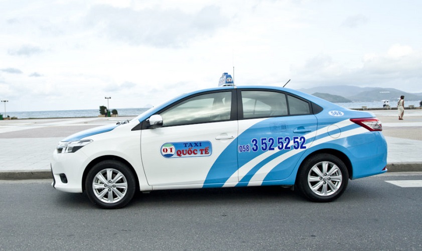 Taxi là phương tiện phù hợp để đến suối khoáng nóng Tháp Bà