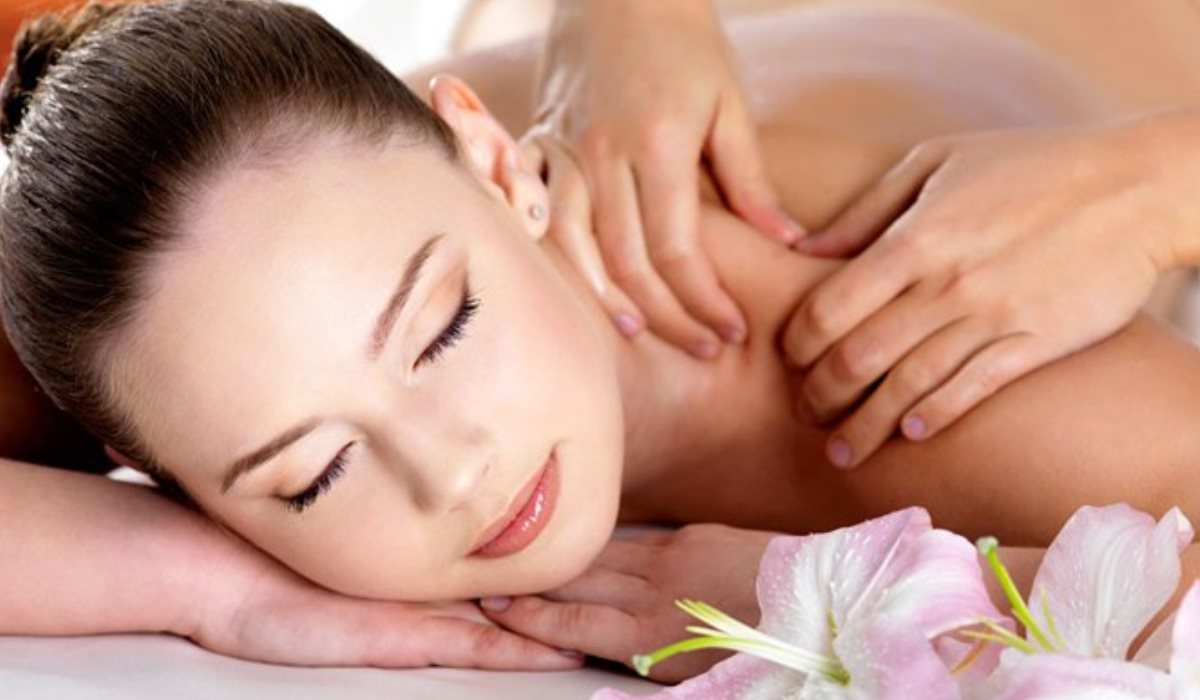 Du khách thích thú tận hưởng dịch vụ massage body thư thái