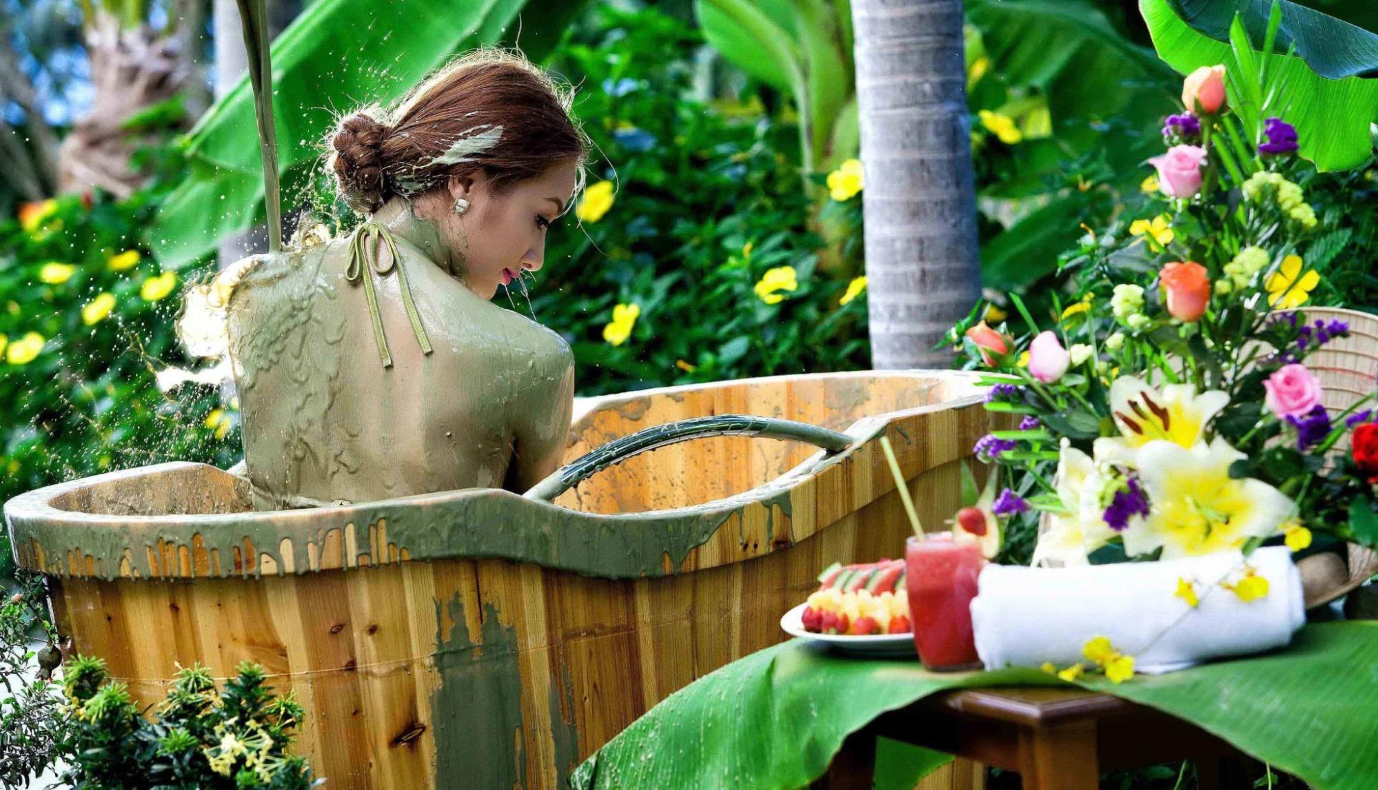 Ngâm bùn khoáng thảo dược là dịch vụ được nhiều du khách lựa chọn