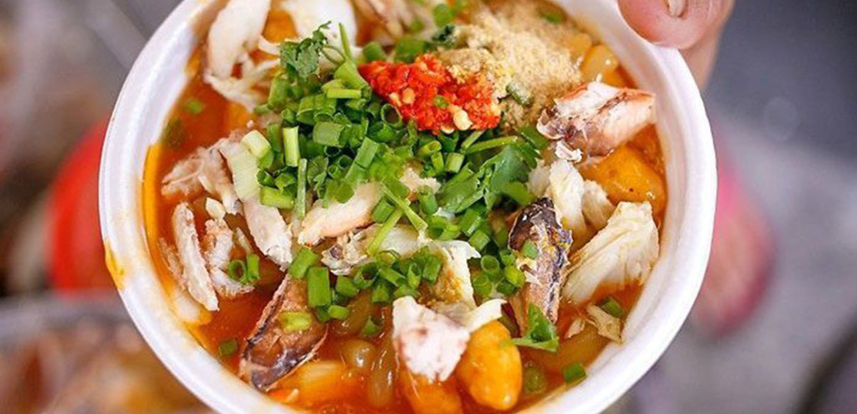 To bánh canh cua rời O Liên đầy ắp topping