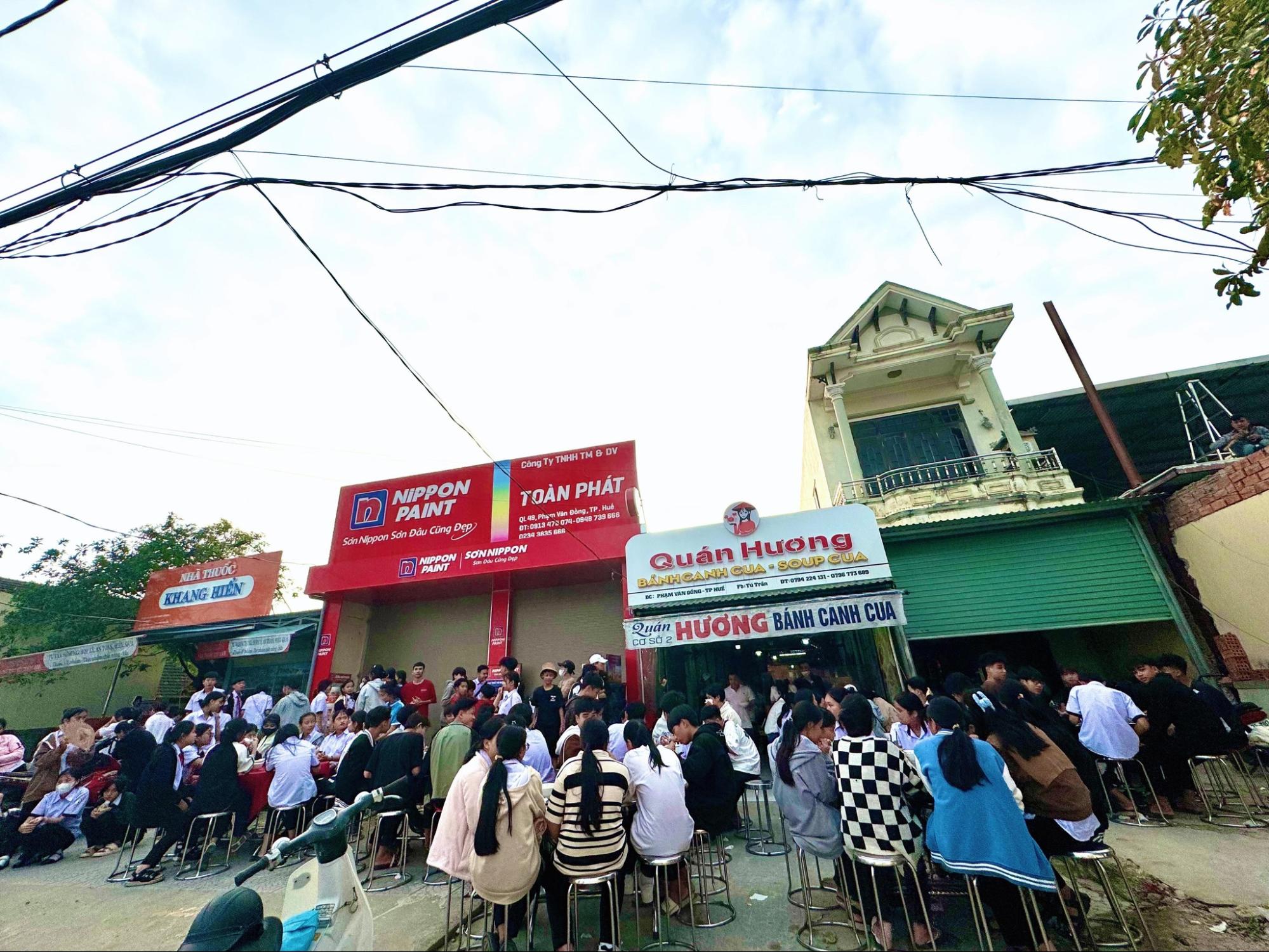Quán bánh canh cua rời Hương đông khách vào giờ cao điểm