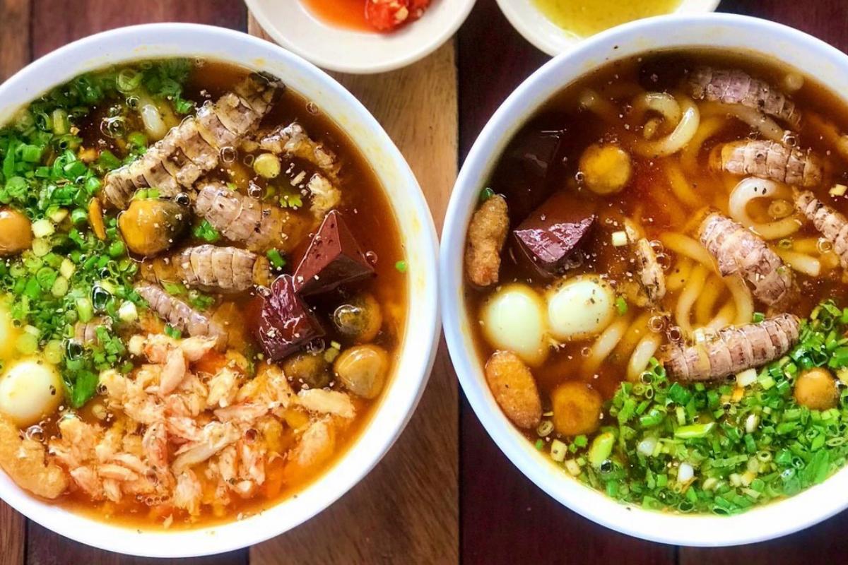 Tô bánh canh nóng hổi, hấp dẫn tại quán Dì Trang