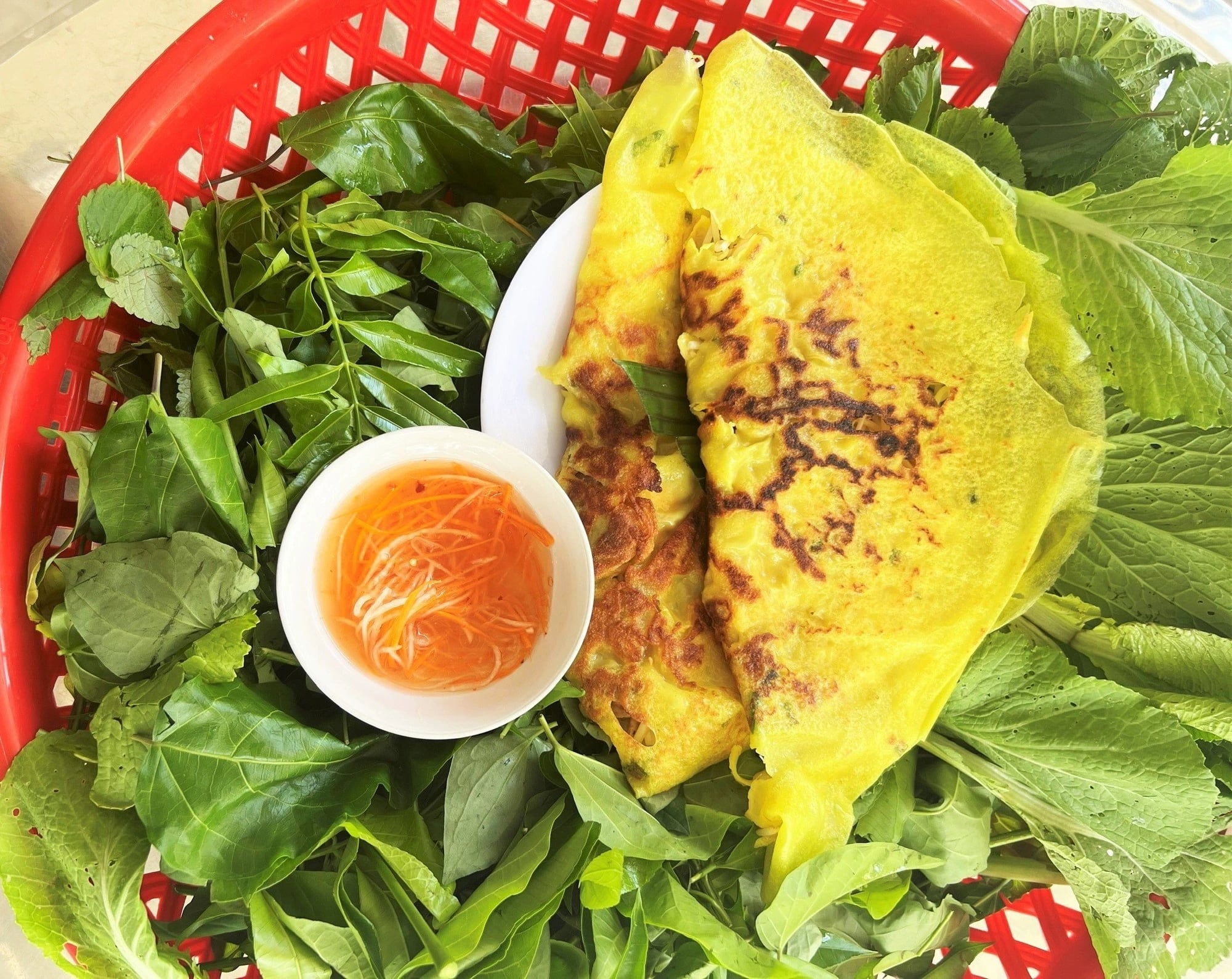 Bánh xèo Quảng Ngãi giòn rụm với rau sống tươi và nước mắm chua ngọt