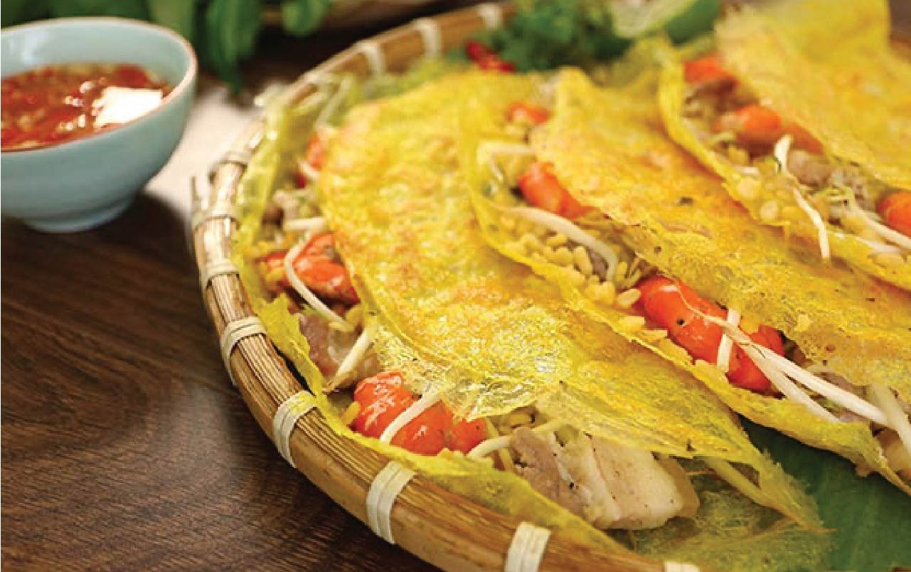 Bánh xèo Quảng Ngãi lớp mỏng ít dầu với nhân tôm thịt và giá đỗ