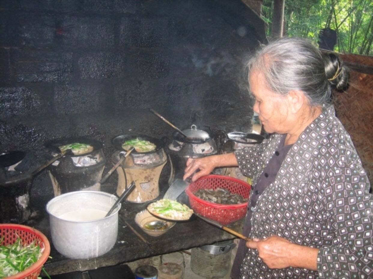 Quán bánh xèo Tân Lợi đông khách nhờ hương vị truyền thống lâu đời