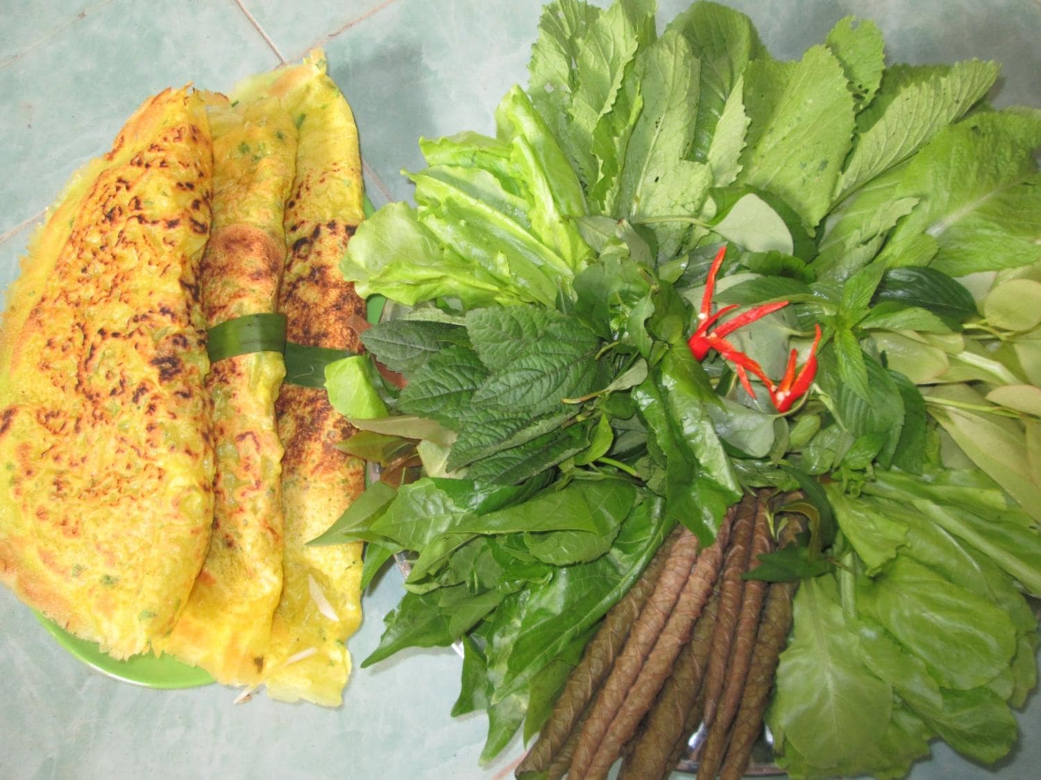 Đĩa bánh xèo nóng hổi với nhân đầy đặn tại quán 469 Lê Lợi Quảng Ngãi