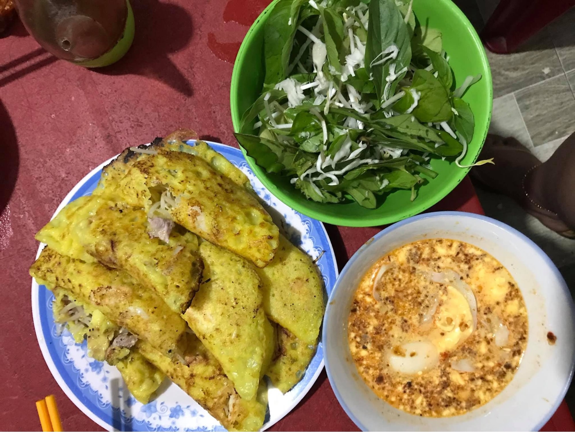 Bánh xèo truyền thống đơn giản nhưng đậm đà tại quán Cô Tuyết