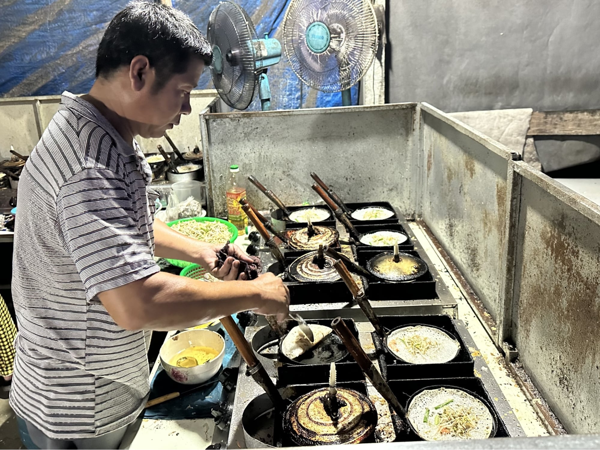 Góc bếp đổ bánh xèo thủ công với khuôn gang và nguyên liệu gia truyền