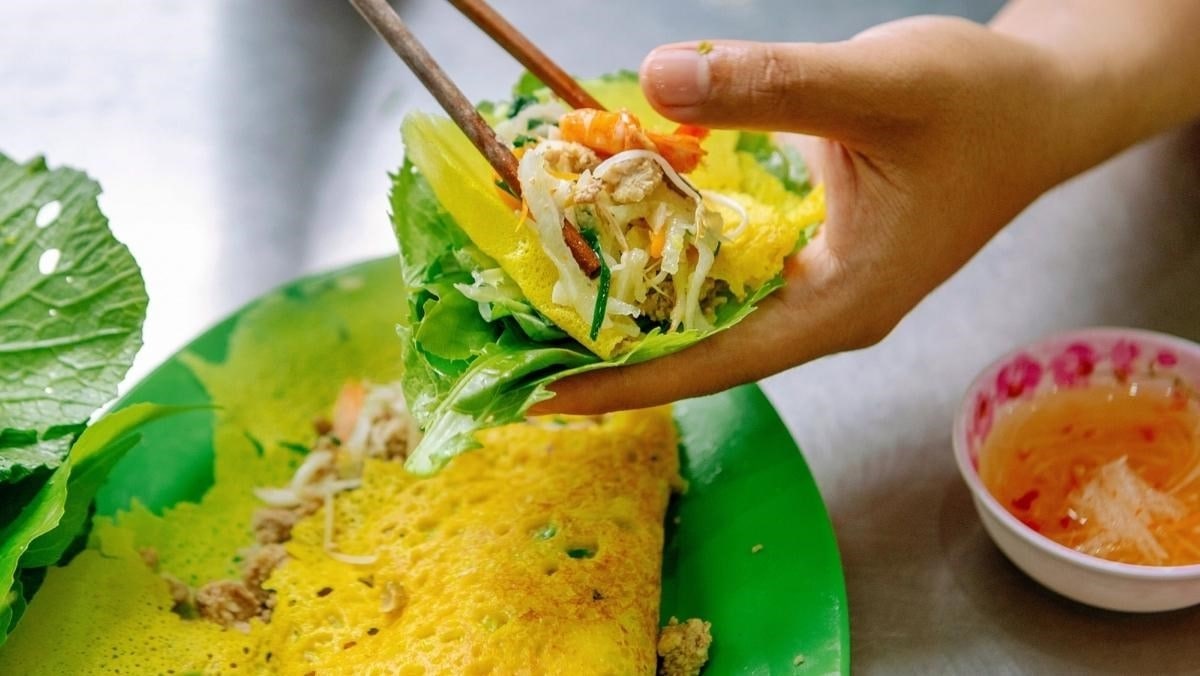 Chiếc bánh xèo nóng hổi, giòn rụm với nhân đầy đặn tại bánh xèo Cô Anh