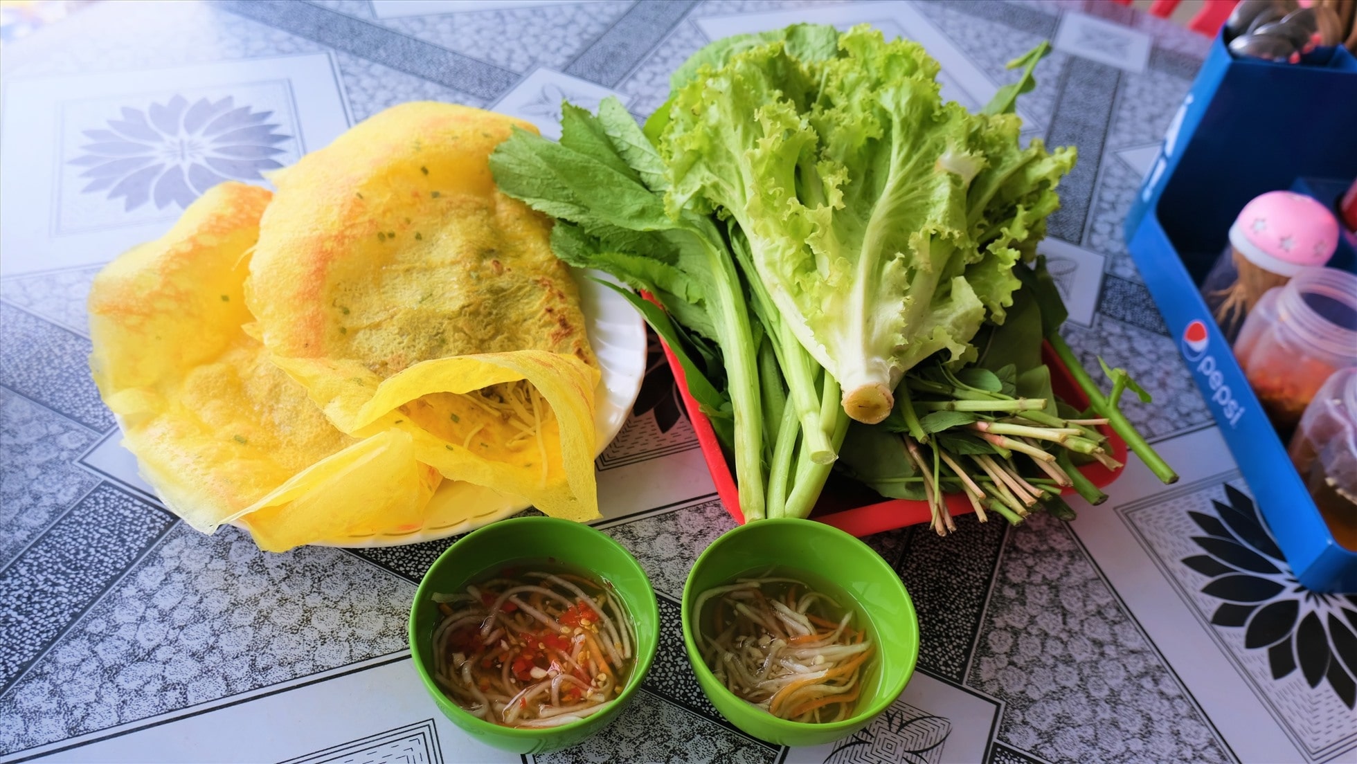 Trải nghiệm ẩm thực bản địa với bánh xèo Quảng Ngãi tại quán Cô Dung