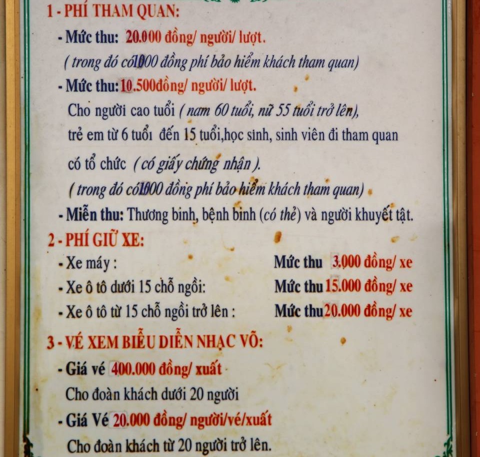 Bảng thông tin giá vé tại Bảo tàng Quang Trung