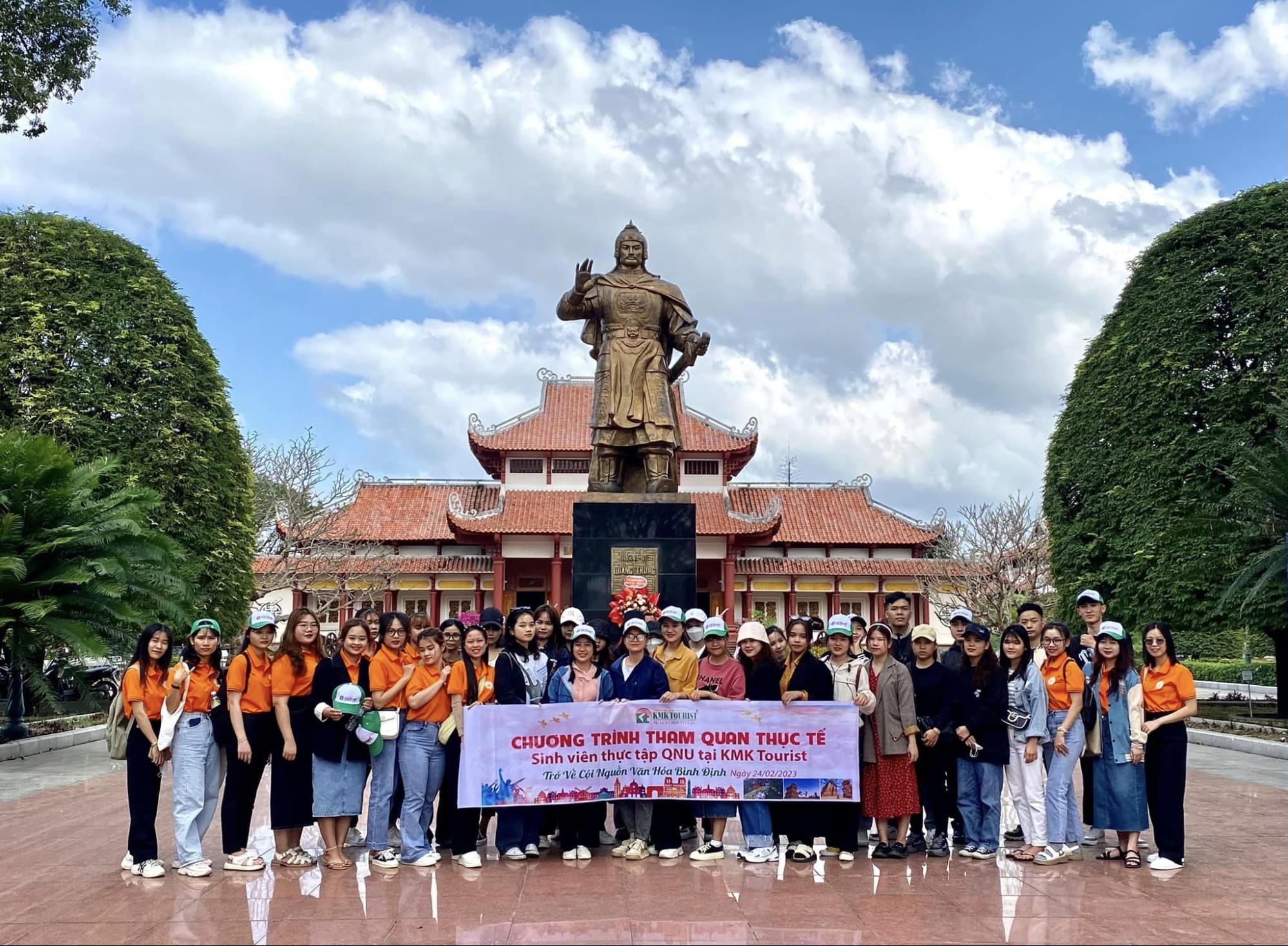 Trang phục lịch sự khi tham quan bảo tàng Quang Trung