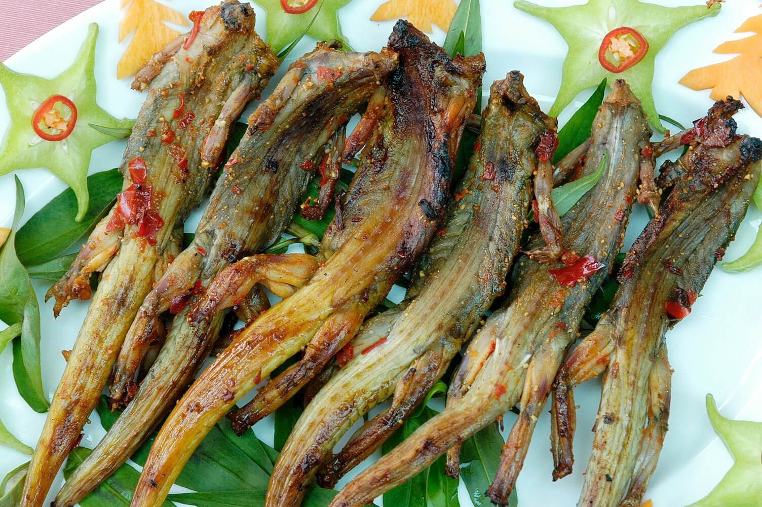 Món nhông nướng đặc sản tại biển Khe Hai