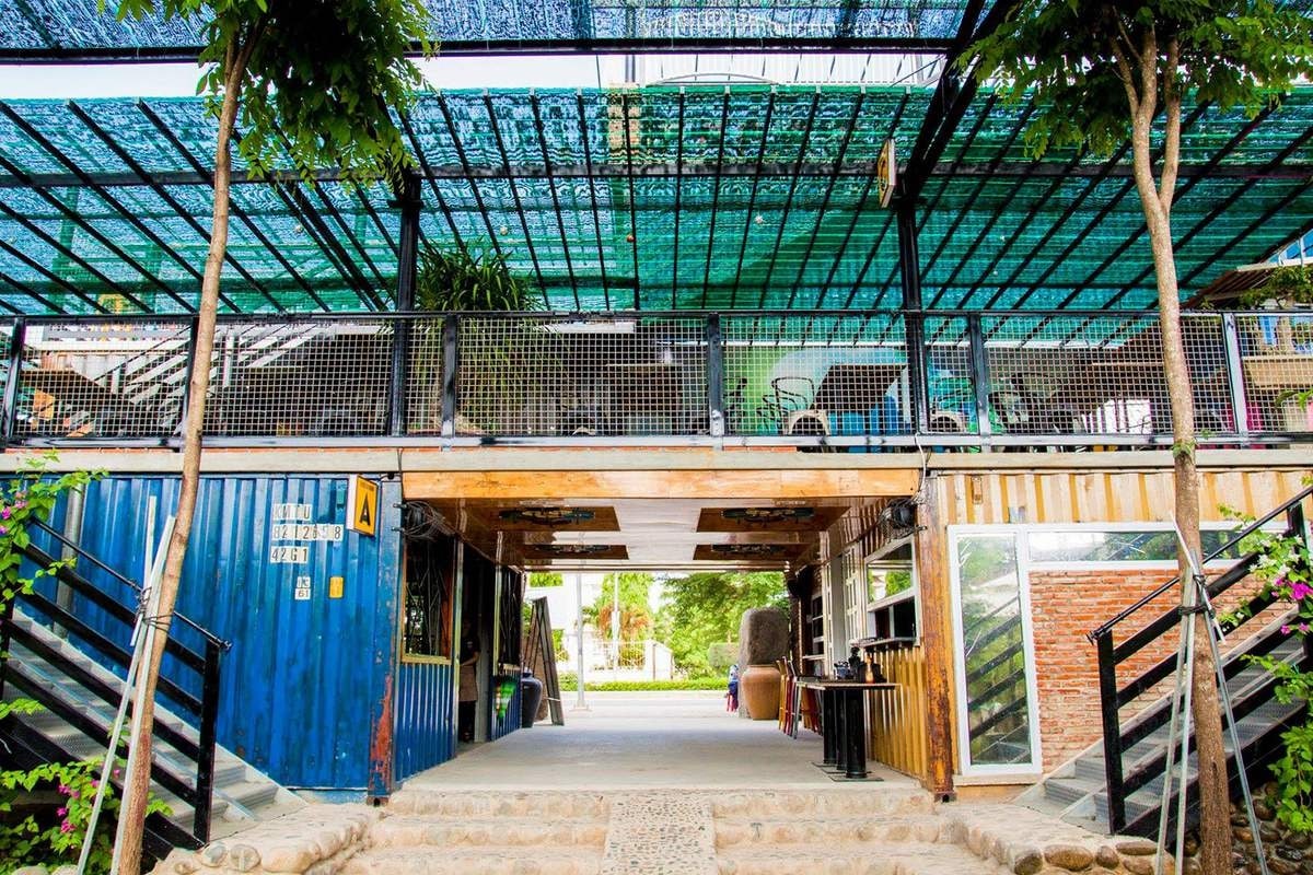 Các thùng container được sắp xếp vô cùng sáng tạo