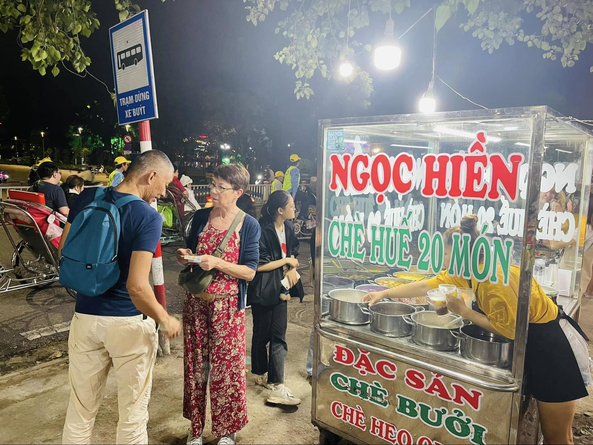 Quán chè vỉa hè đa dạng với hơn 20 món chè hấp dẫn