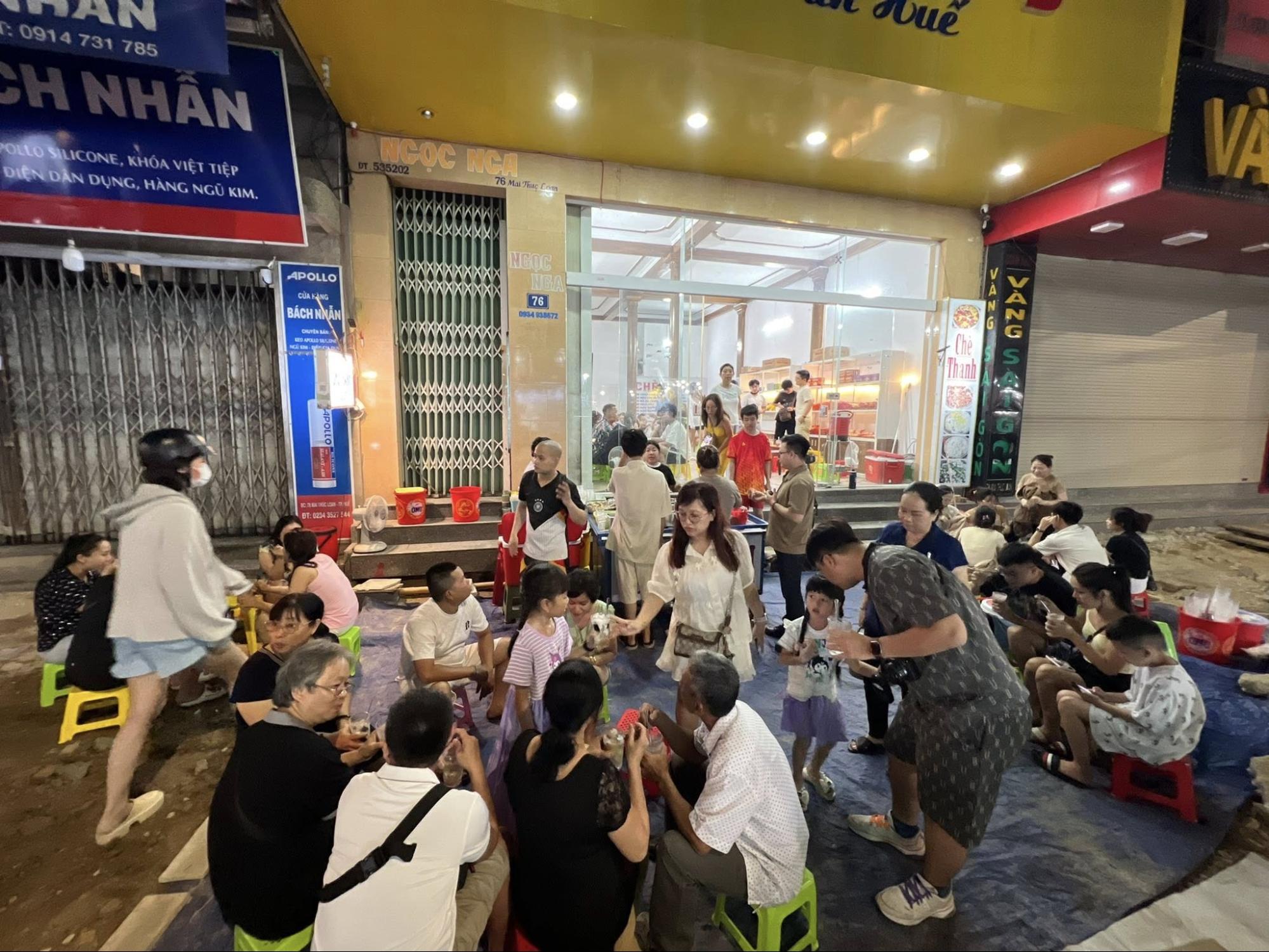 Quán chè Thanh bình dân, tấp nập khách vào mỗi tối