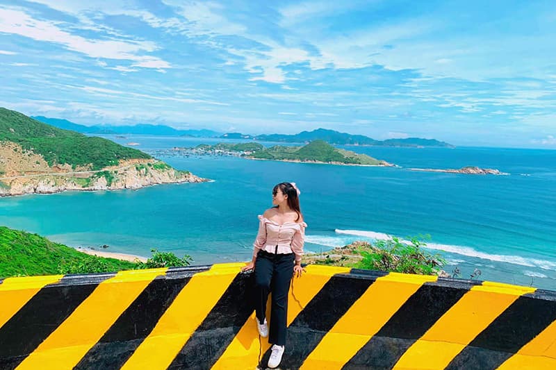 Du khách check-in tại cung đường Ninh Chữ - Tri Thủy - Sơn Hải