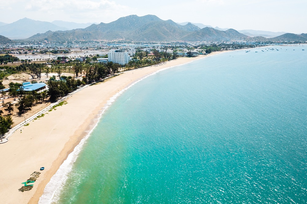 Bãi biển Ninh Chữ tập trung nhiều tiện ích du lịch