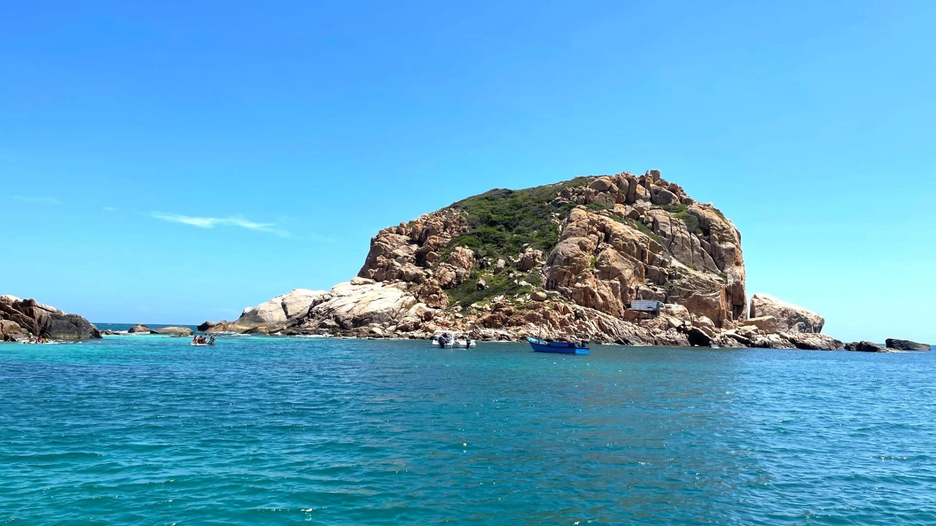 Toàn cảnh hòn Rùa nhìn từ xa