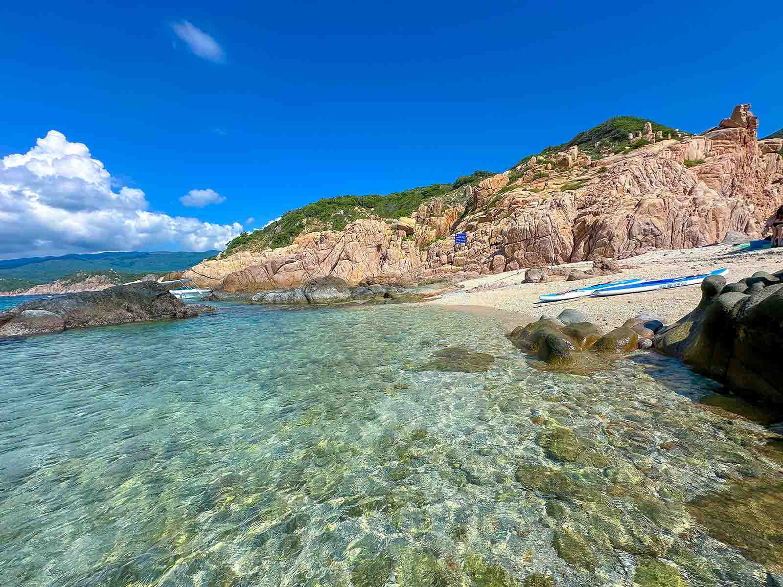 Vẻ đẹp hoang sơ của hòn Rùa với biển xanh, cát trắng