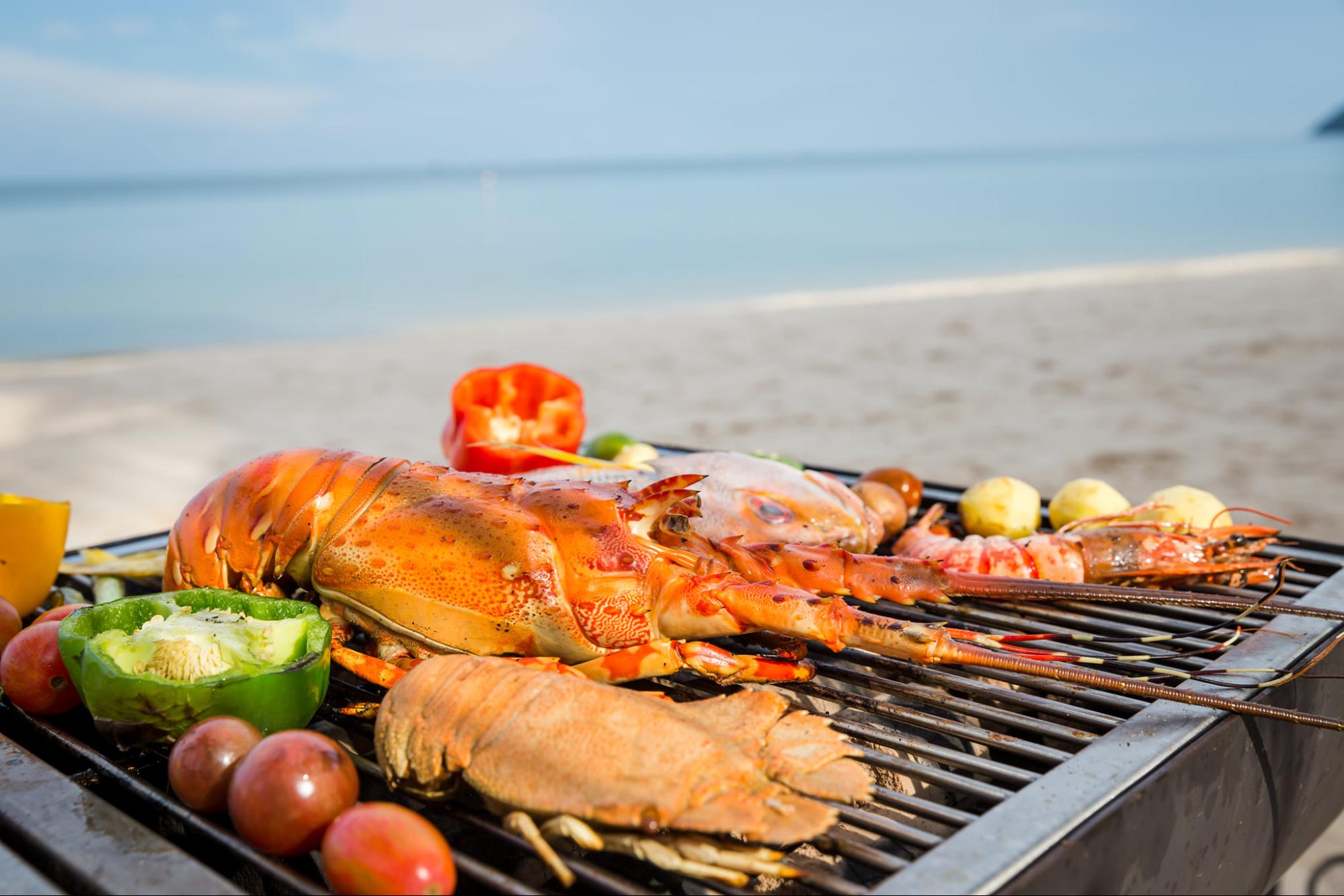 BBQ hải sản tươi ngon trên bãi biển hòn Rùa