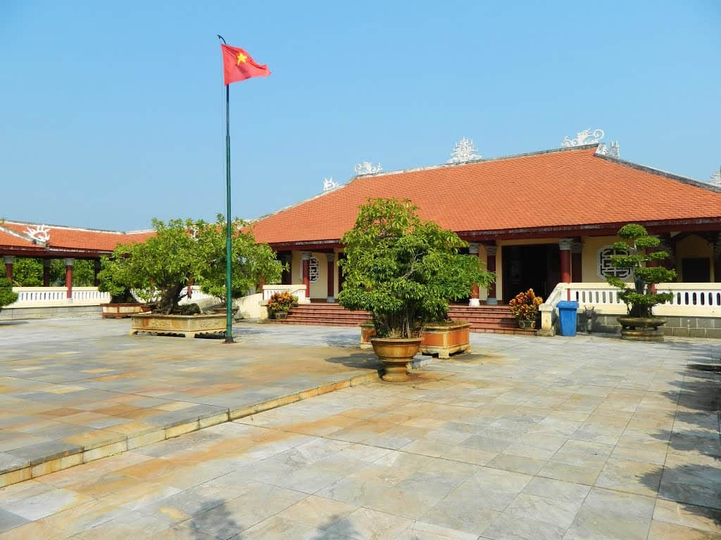 Một góc khu lưu niệm với lá cờ Tổ Quốc tung bay