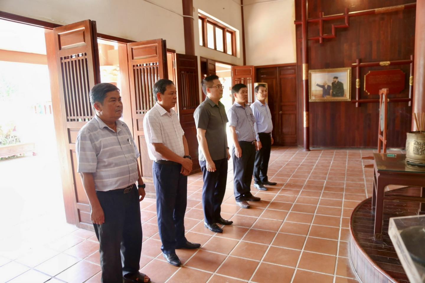 Dâng hương tại khu thờ nhà họ Phạm