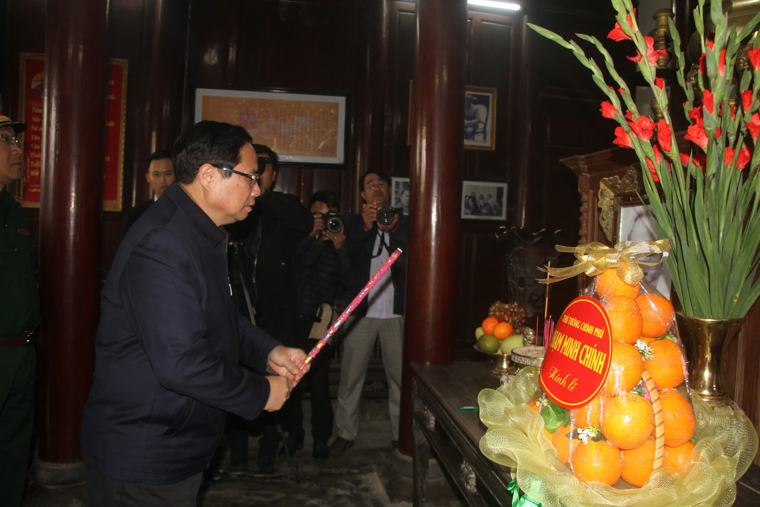 Giữ thái độ thành kính khi bước vào khu lưu niệm