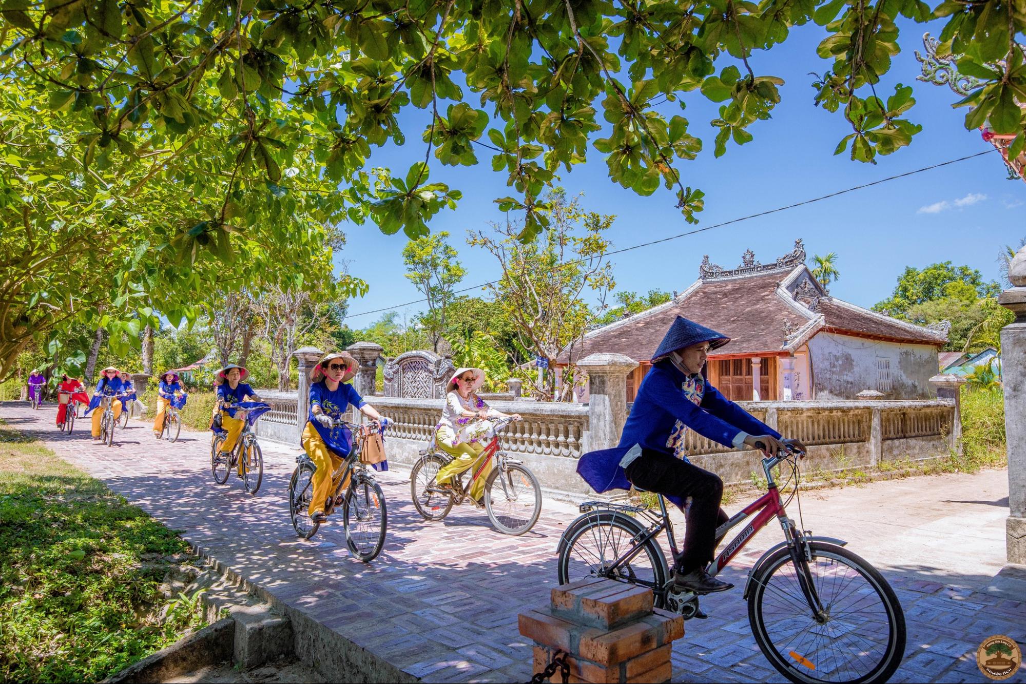 Du khách trải nghiệm tour đạp xe quanh Làng cổ Phước Tích