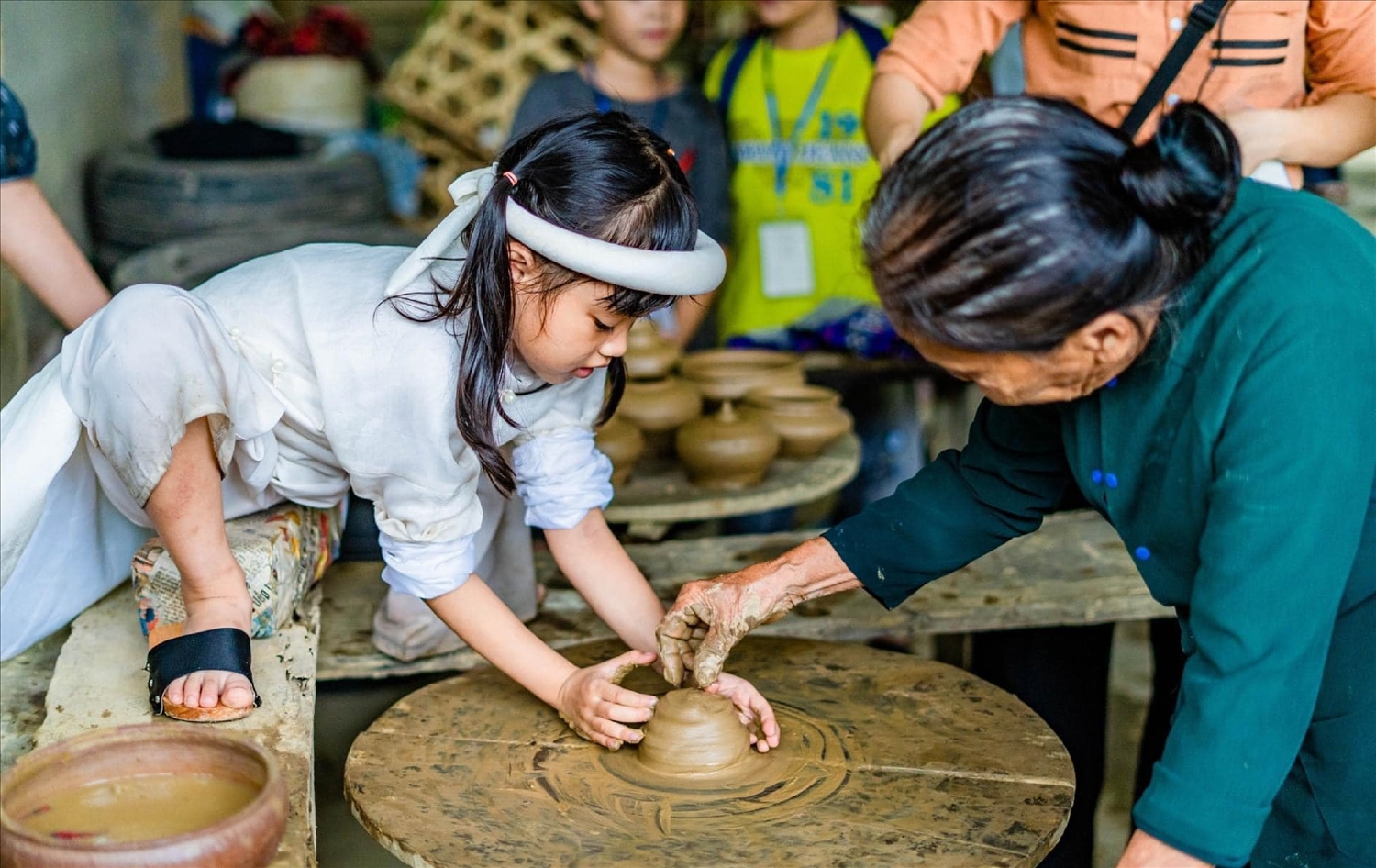 Trải nghiệm tự tay làm gốm tại làng cổ Phước Tích
