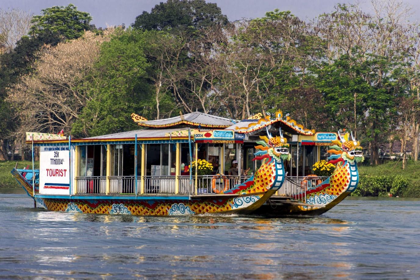 Di chuyển bằng cách đi thuyền rồng trên sông Hương