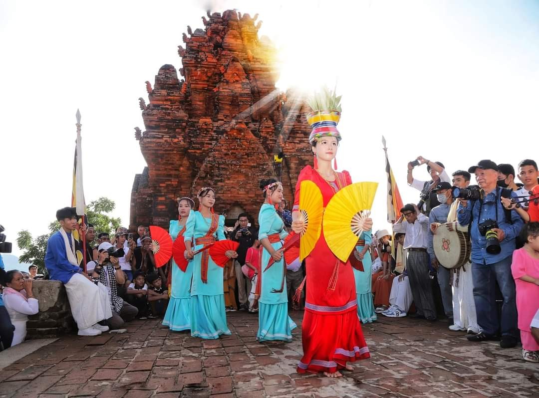 Tháp cổ Chăm Pa giữa nghi lễ Katê