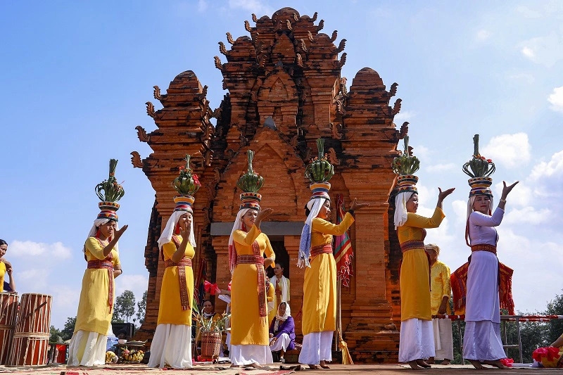 Vũ điệu truyền thống Chăm bên tháp cổ