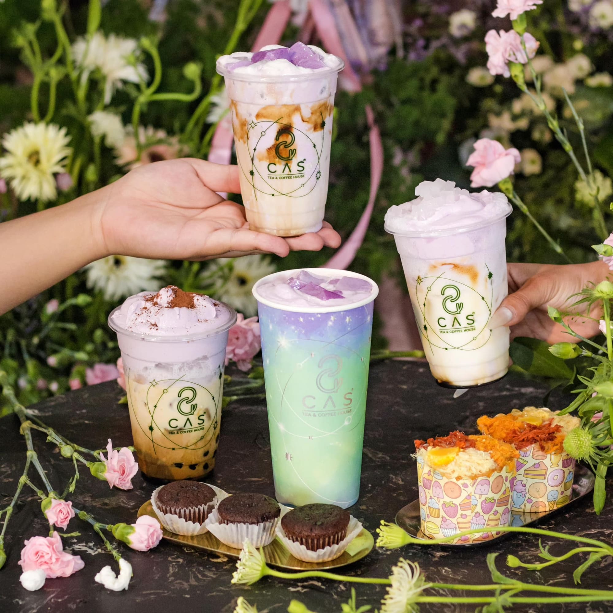 Tách trà thơm, chút bánh ngọt, chill một buổi chiều cùng bạn bè