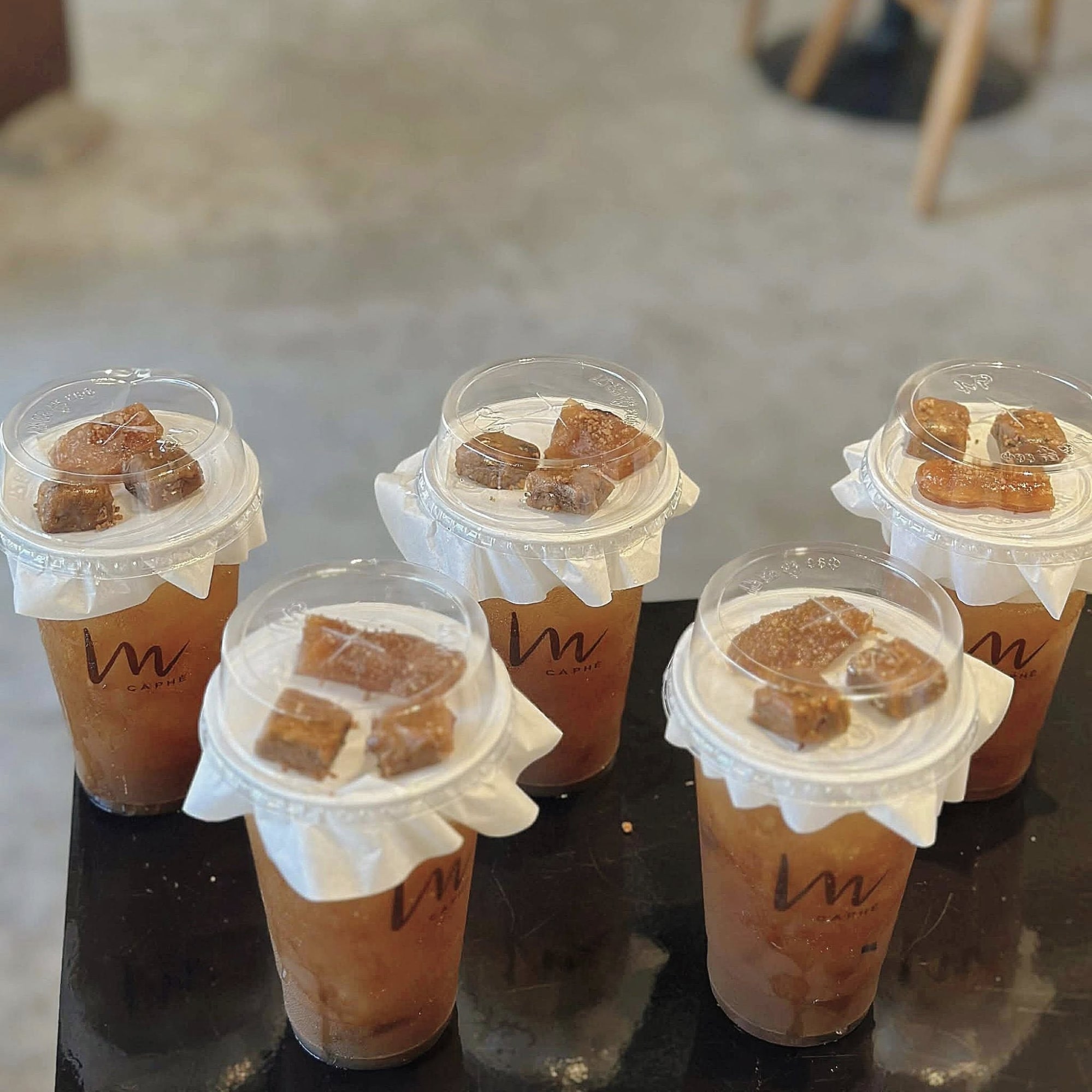 Ngồi cùng nhau, nghe nhạc nhẹ và nhâm nhi ly trà ở quán cafe Quảng Ngãi