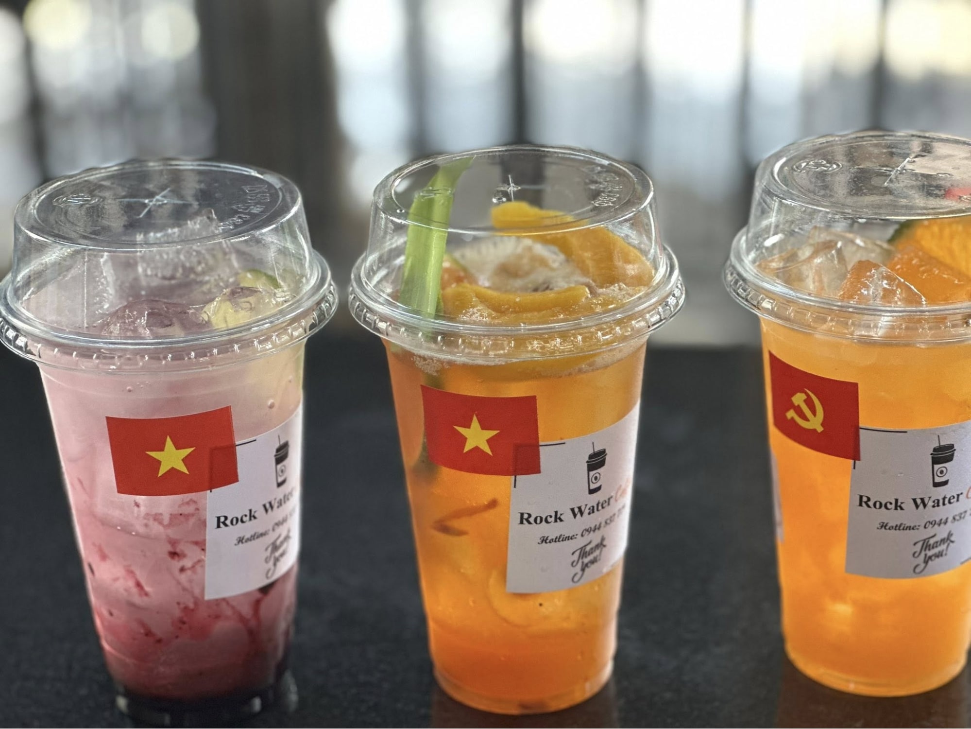 Nhâm nhi thức uống mát lành ở quán cafe