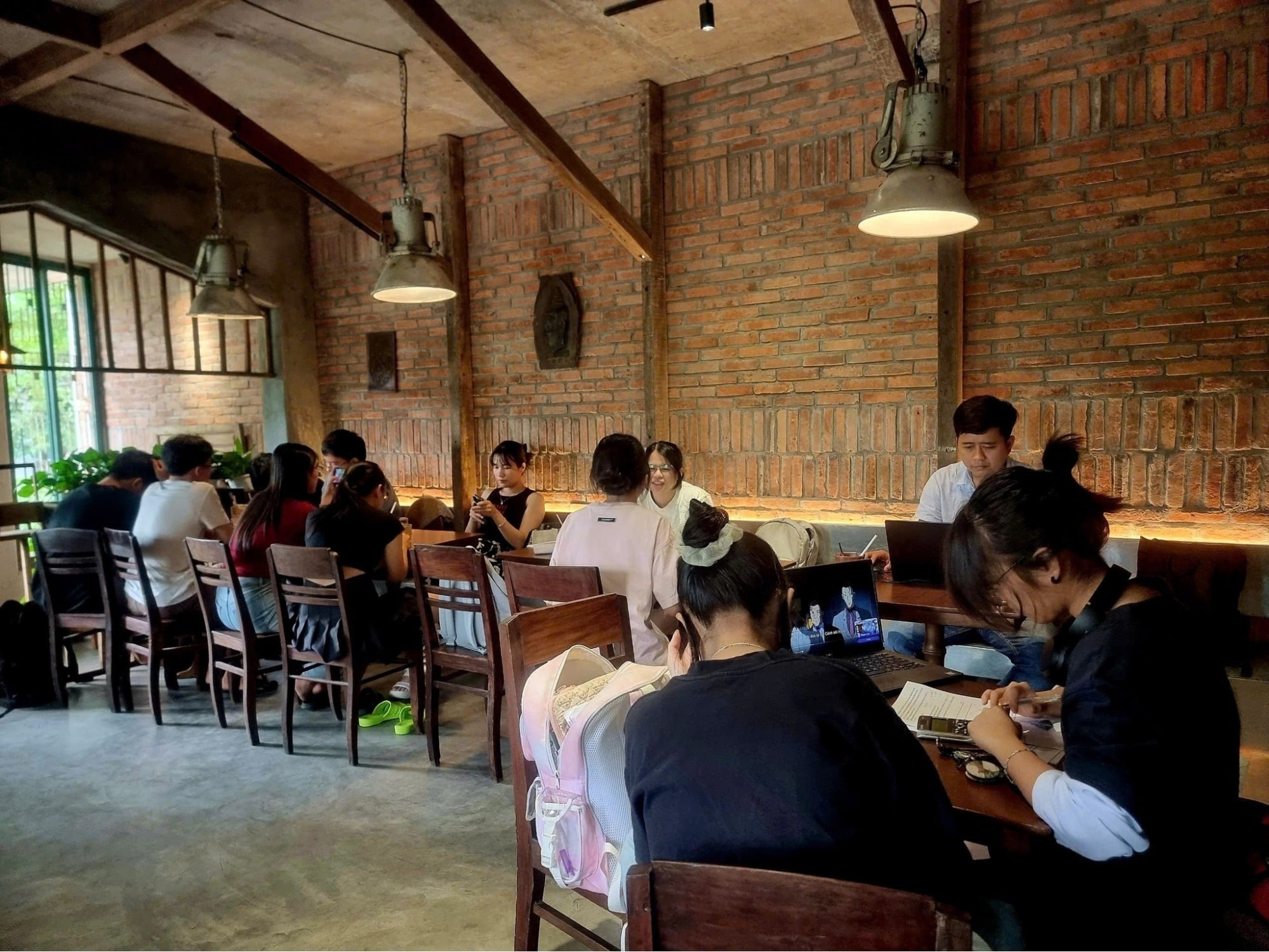Đông đảo bạn trẻ ghé quán cà phê thư giãn