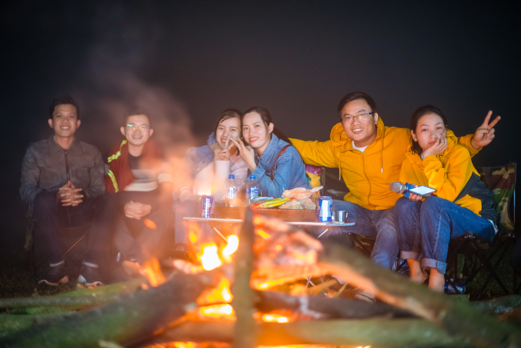 Bạn bè quây quần bên bếp lửa trên thảo nguyên xanh