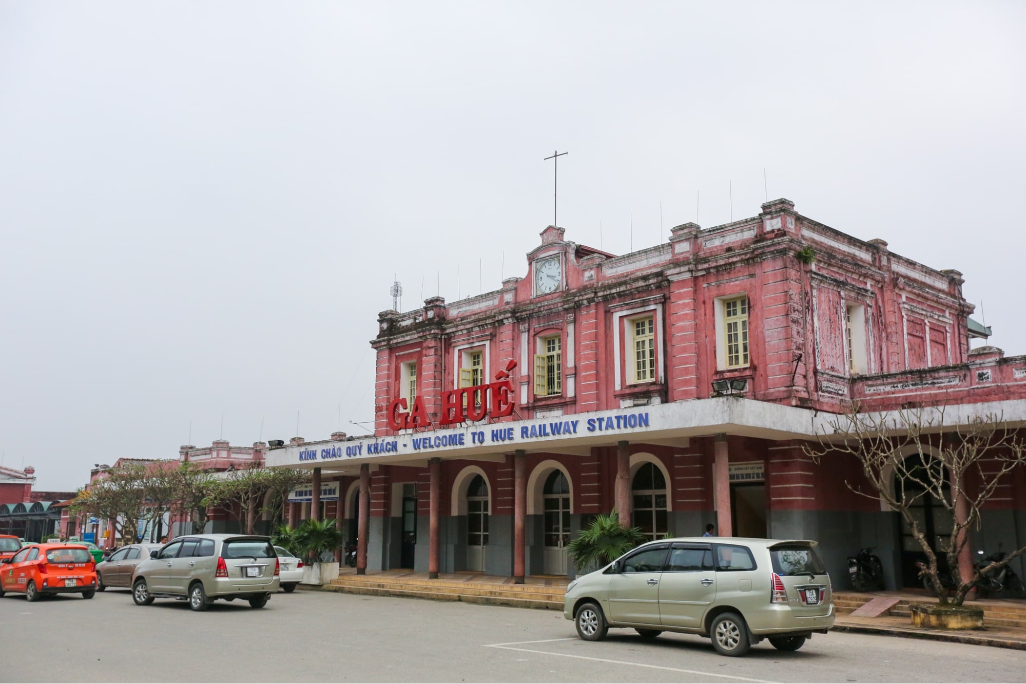 Ga tàu Huế mỗi ngày có nhiều chuyến đi qua