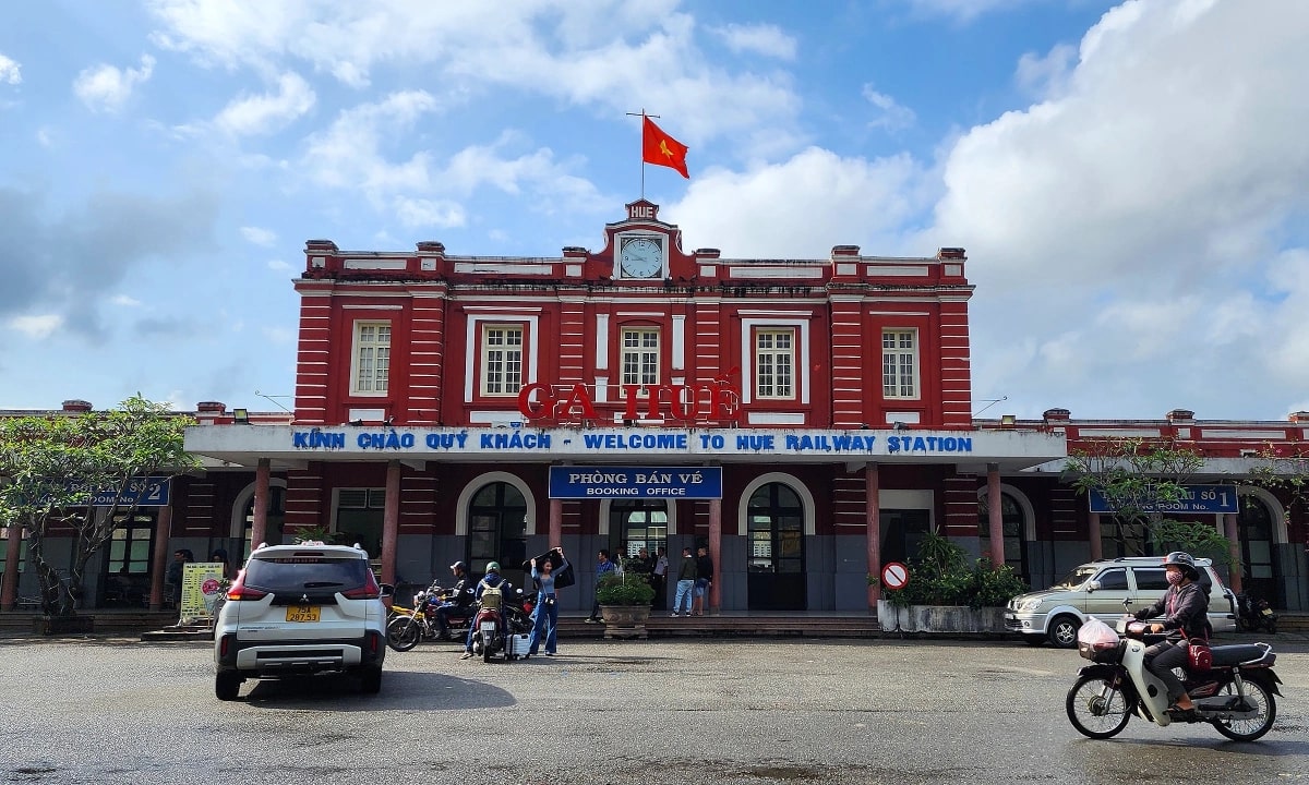 Mặt tiền ga Huế với mái ngói đỏ và khung cửa vòm.