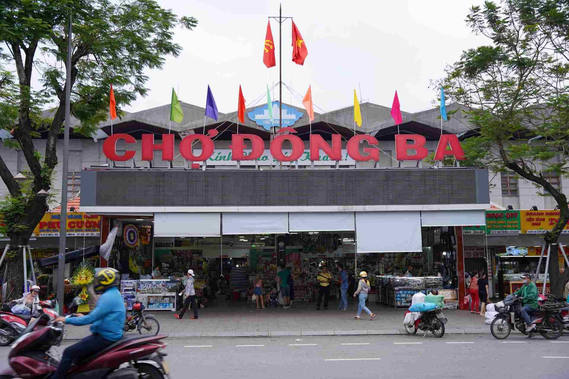 Hàng quán đặc sản Huế nhộn nhịp trong chợ Đông Ba.