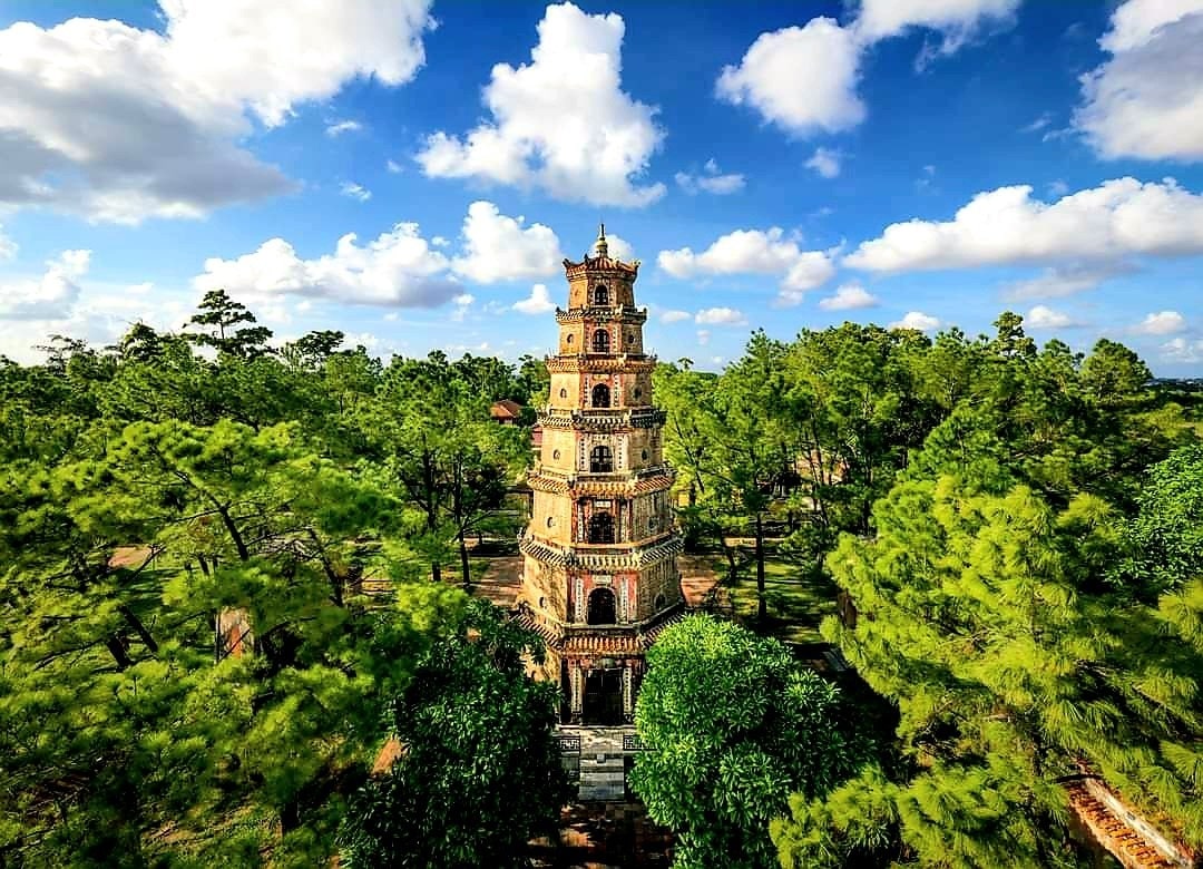 Tháp Phước Duyên cao vút, chùa Thiên Mụ giữa mây trời.