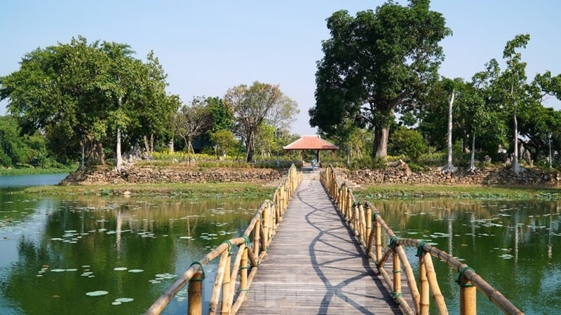 Hồ có hình chữ nhật cân đối với vẻ đẹp hài hòa