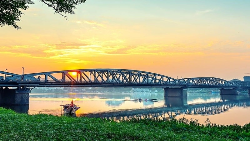 Cầu Tràng Tiền vắt qua sông Hương, duyên dáng giữa phố cổ.